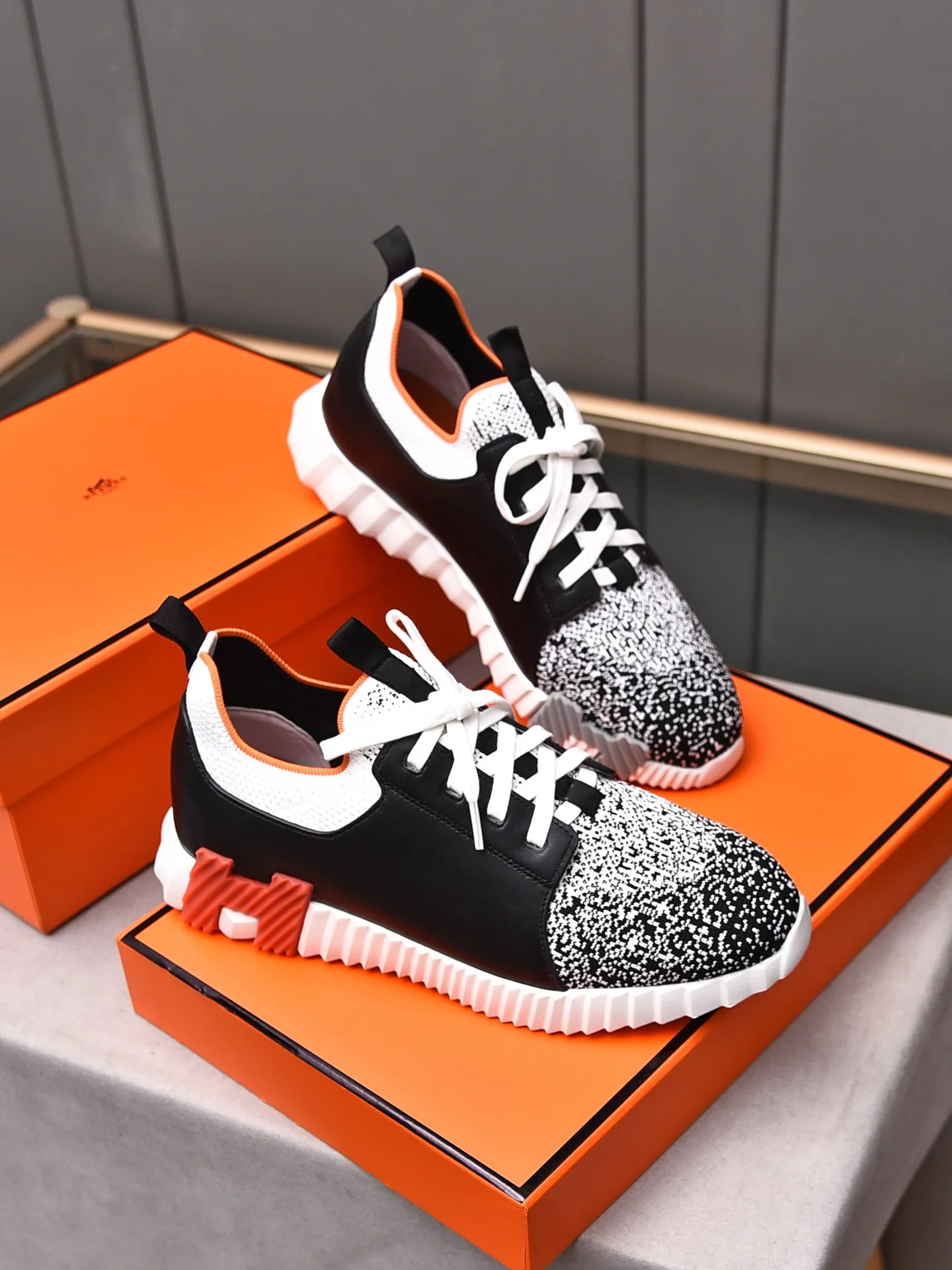Factory price PP600 [Hermes] fe new arrival~ New Bouncing sneakers are the most comfortable shoes from Hermès, no one else⃣️. They are very light on the feet and look great. You won’t feel tired even when you go shopping and running around. 👍 Very light and comfortable, very light, suitable for both sports and leisure, and feel great when you step on them! It’s up to you to choose, there’s always what you want~ ✔️Fabric: Imported first-layer cowhide + high-elastic fly weave ✔️Inner lining: Imported water-dyed cow lining ✔️Outsole: Seamless combination of IP+TPU (multi-color letters) German technology irradiation machine ✔️Code number: Male 38-44 (45 customized)